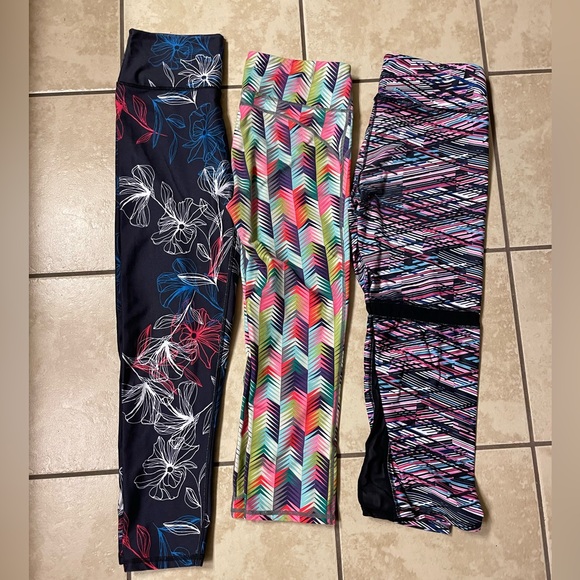 3 pairs Fabletics cropped workout pants - Picture 2 of 5